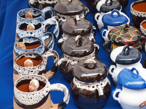 Collezione di prodotti in terracotta - stein di colori diversi e pentole in umido — Foto Stock