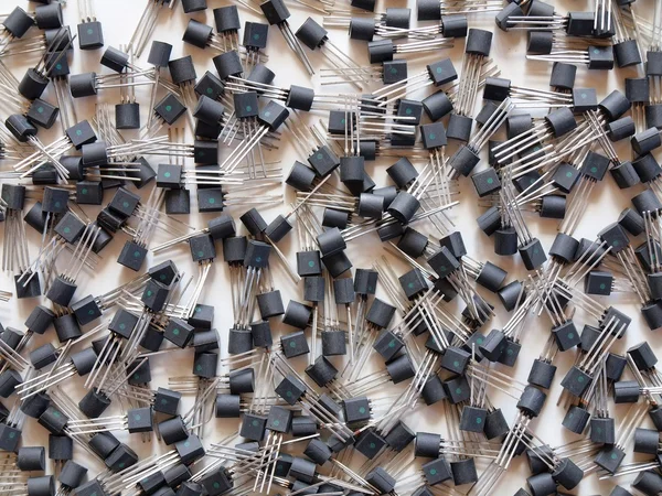 Fondo con componentes de electrónica - transistores negros — Foto de Stock