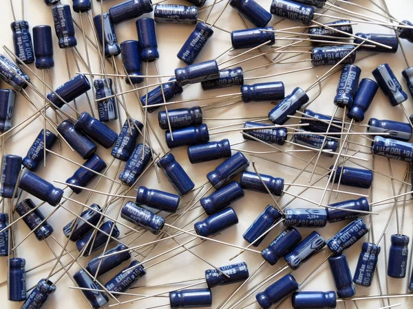 Tło z elementami elektroniki - niebieskie kondensatory — Zdjęcie stockowe