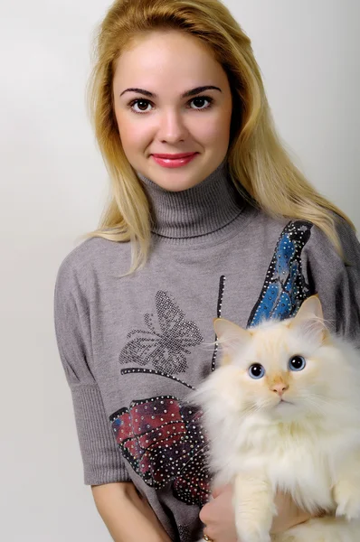 파란 눈을 가진 고양이와 여자 — 스톡 사진