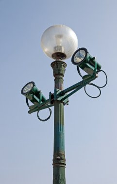 modernize edilmiş eski Paris sokak lâmbası direği