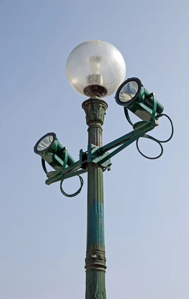 Modernizado viejo poste de luz parisino — Foto de Stock