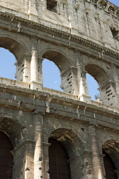 Lua em um arcade do Coliseu — Fotografia de Stock