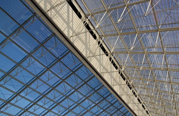Edifício de vidro contemporâneo — Fotografia de Stock