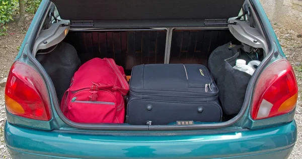 Gepäck im Kofferraum des Autos — Stockfoto