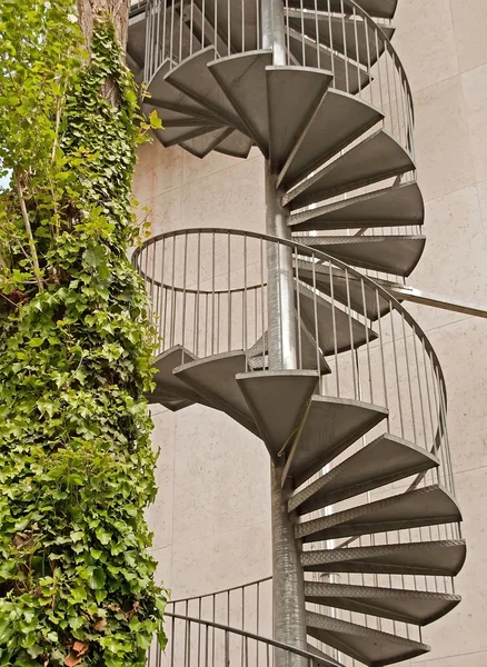 Спиральная лестница в Париже — стоковое фото
