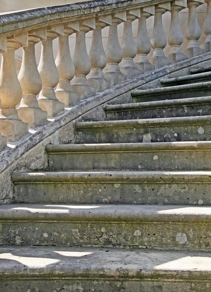 Treppenhaus einer alten Villa — Stockfoto