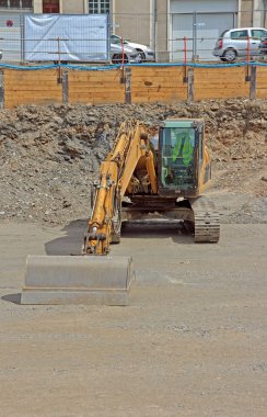 backhoe geparkeerd op site