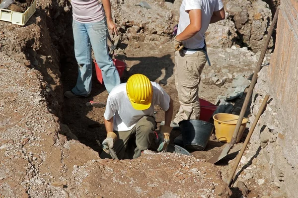 Wissenschaftler führen archäologische Ausgrabungen durch lizenzfreie Stockbilder