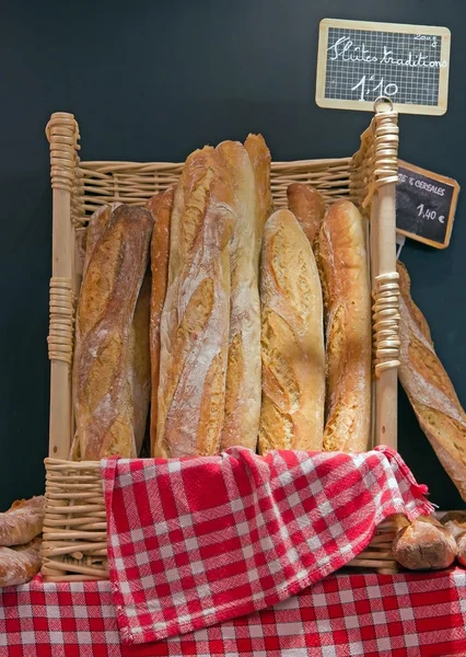 ขนมปังและตะกร้าขนมปังจากขนมปัง — ภาพถ่ายสต็อก