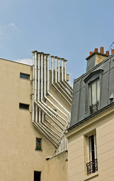 Metal skorstenen på en byggnad — Stockfoto