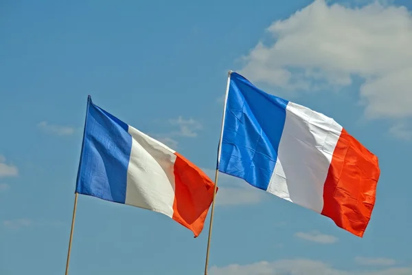 Duas bandeiras francesas a tremer no céu — Fotografia de Stock