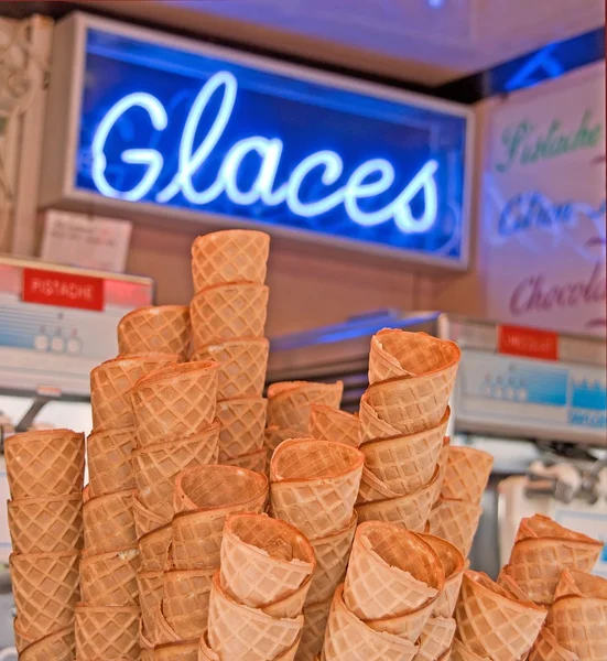 Quelques cônes de crème glacée dans un stand — Photo