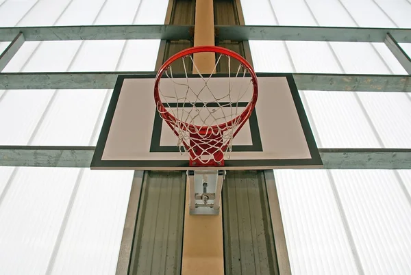 Basketbal uvnitř tělocvičny — Stock fotografie