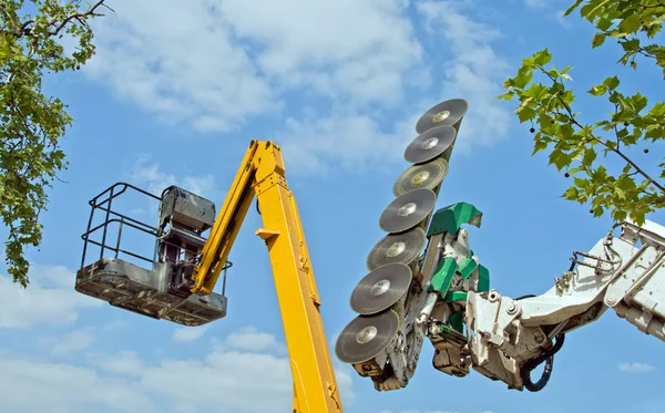 Chainsaw and cherry-picker — Stock Photo, Image