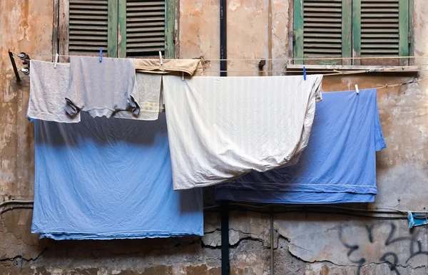 Frisch gewaschene Kleidung — Stockfoto