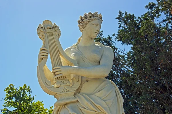 Woman playing the lyre — Stock Photo, Image