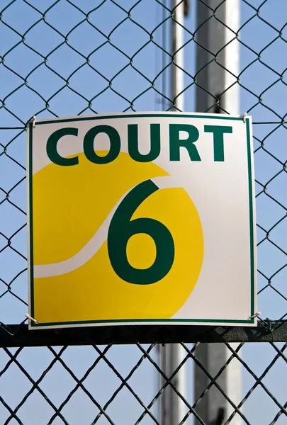 Placard all'ingresso di un campo da tennis — Foto Stock