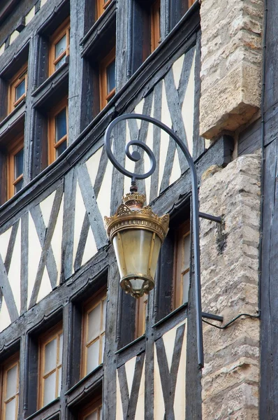 Laternenpfahl im alten Stil und Fachwerkhaus — Stockfoto