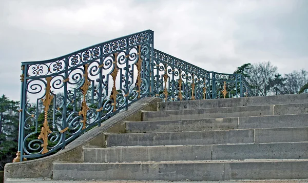 Alte und schöne Treppe eines Schlosses — Stockfoto