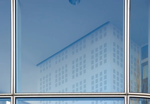 Reflexões em um edifício de vidro — Fotografia de Stock