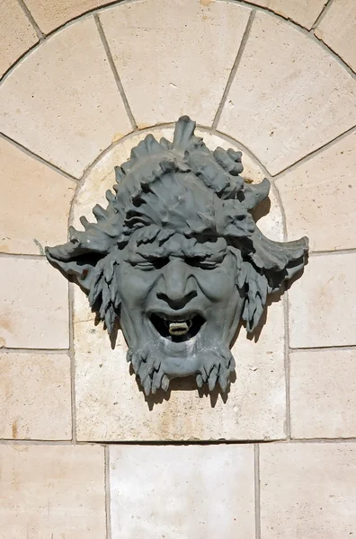 Maska, ozdobnou hlavičkou fontána — Stock fotografie