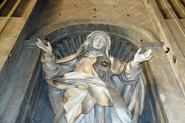 Yalvaran bir Aziz heykeli — Stockfoto