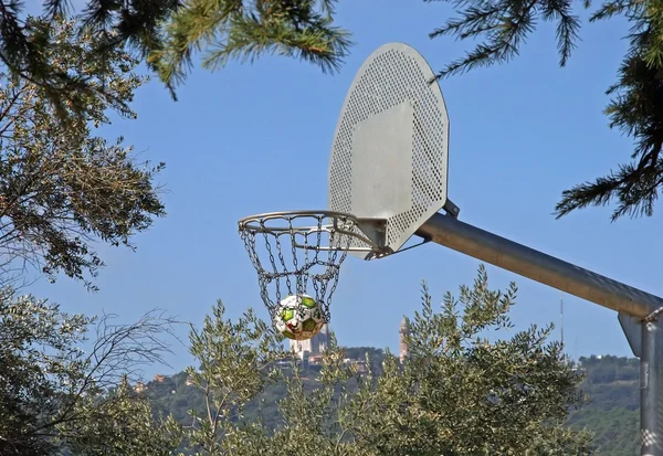 Баскетбол в открытом парке — стоковое фото