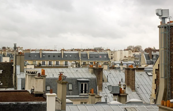 Chimeneas en los tejados de París — Foto de Stock