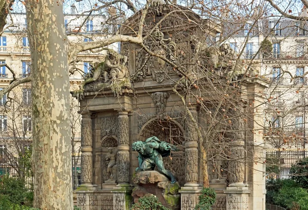 Fontanna Medici przez drzewa, pomnik Polifemem — Zdjęcie stockowe