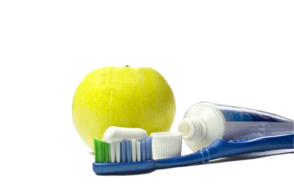 Pasta do zębów, szczoteczki do zębów i jabłkiem — Zdjęcie stockowe