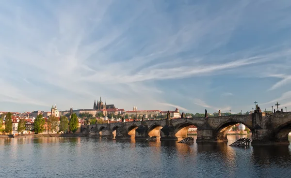 Karlsbron och Prag slott på morgonen — Stockfoto