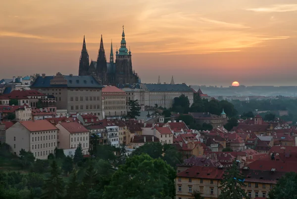 日の出のプラハ城 ストック画像