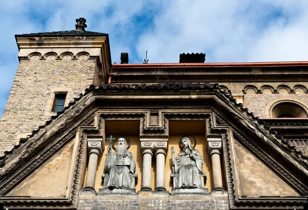 Szobrok a szentek, St. Gabriel templom, Prága, Cseh Köztársaság — Stock Fotó