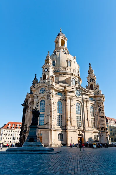 Martin luther standbeeld en frauenkirche, dresden, Duitsland — Stockfoto