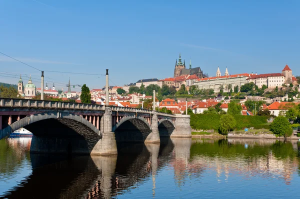 Frühling Blick auf die Prager Burg — Stockfoto