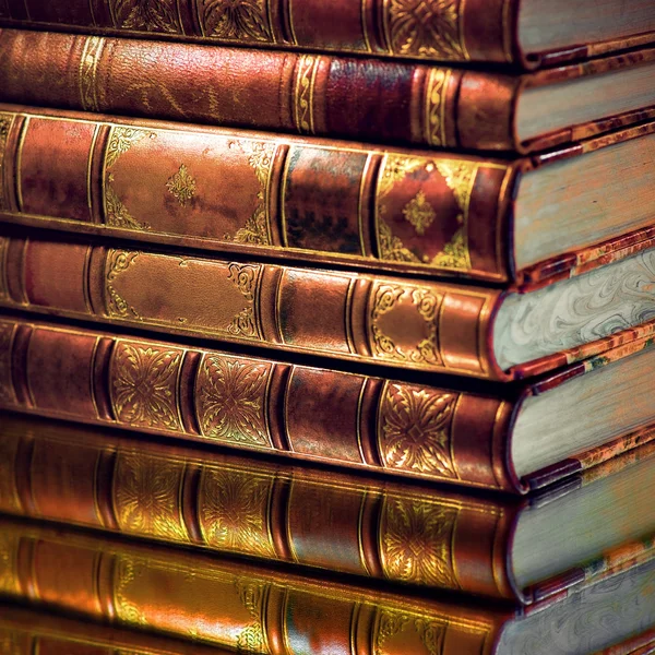 Купка старовинних книг — стокове фото