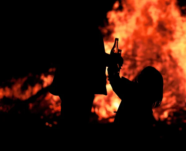 Dívka před ohněm — Stock fotografie