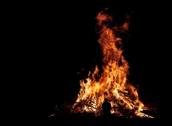 Muž před ohněm — Stock fotografie