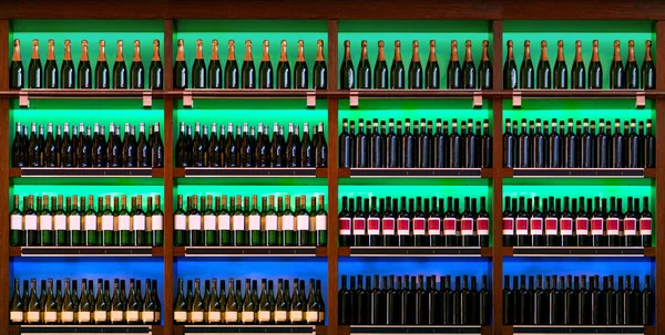 Estante con botellas de vino — Foto de Stock
