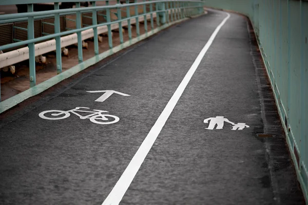 Caminar y andar en bicicleta — Foto de Stock