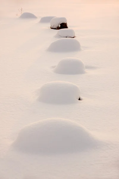 Снежные каверзные дороги — стоковое фото