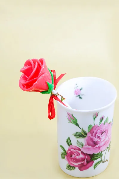 Rosa de caramelo hecha por el hombre en jarrón — Foto de Stock