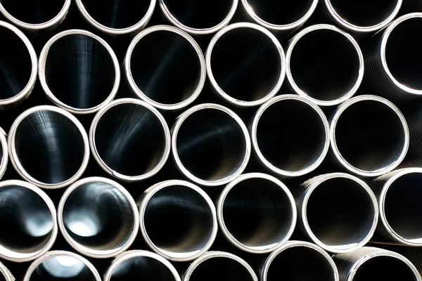 Крупный план черных пластиковых труб — стоковое фото