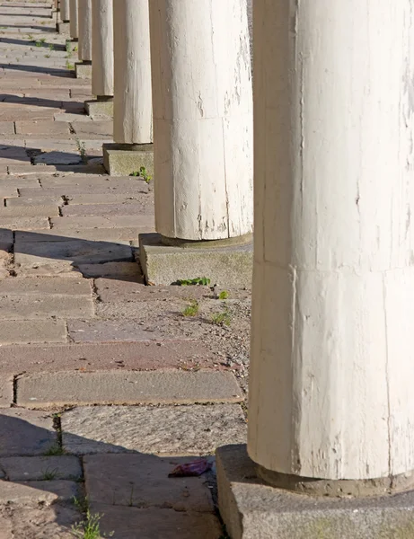 Ряд деревянных колонн — стоковое фото