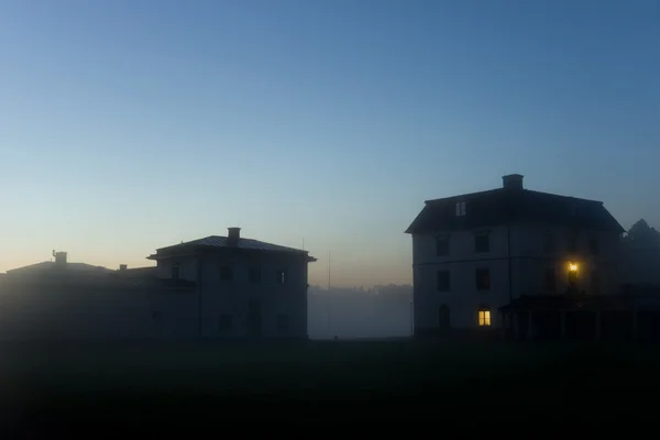 Здания в тумане — стоковое фото