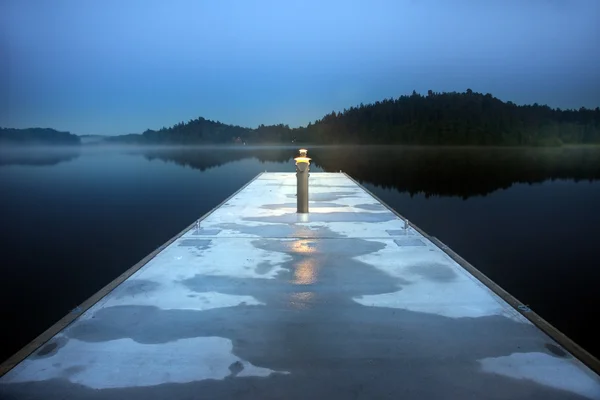 霧の夜の桟橋 — ストック写真
