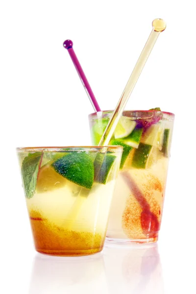 Barevné nápoje izolovaných na bílém — Stock fotografie