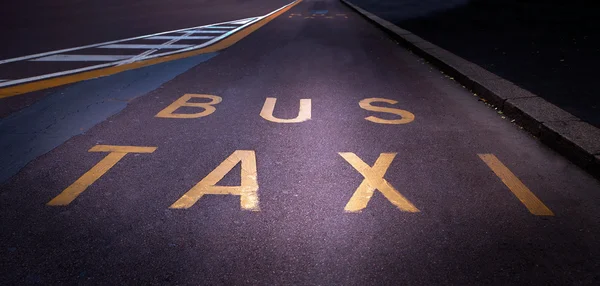 Bus en taxi lane — Stockfoto