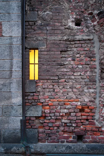 Mur de briques avec fenêtre — Photo